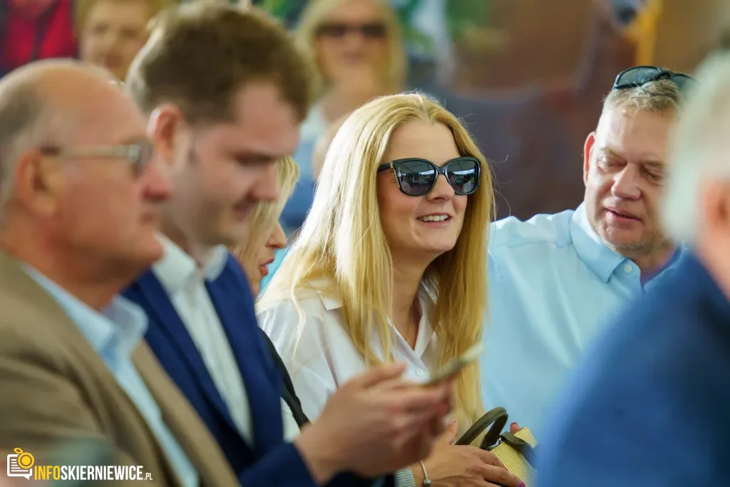 Jarosław Kaczyński i Przemysław Czarnek w gminie Maków. Zobacz relację 1 Jarosław Kaczyński i Przemysław Czarnek podczas konwencji programowej w Świętych Nowakach, gmina Maków, powiat skierniewicki