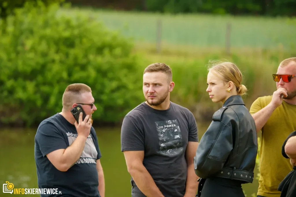 Jarosław Kaczyński i Przemysław Czarnek w gminie Maków. Zobacz relację 1 Jarosław Kaczyński i Przemysław Czarnek podczas konwencji programowej w Świętych Nowakach, gmina Maków, powiat skierniewicki