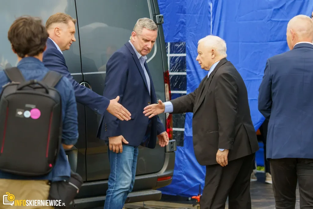 Jarosław Kaczyński i Przemysław Czarnek w gminie Maków. Zobacz relację 33 Jarosław Kaczyński i Przemysław Czarnek podczas konwencji programowej w Świętych Nowakach, gmina Maków, powiat skierniewicki