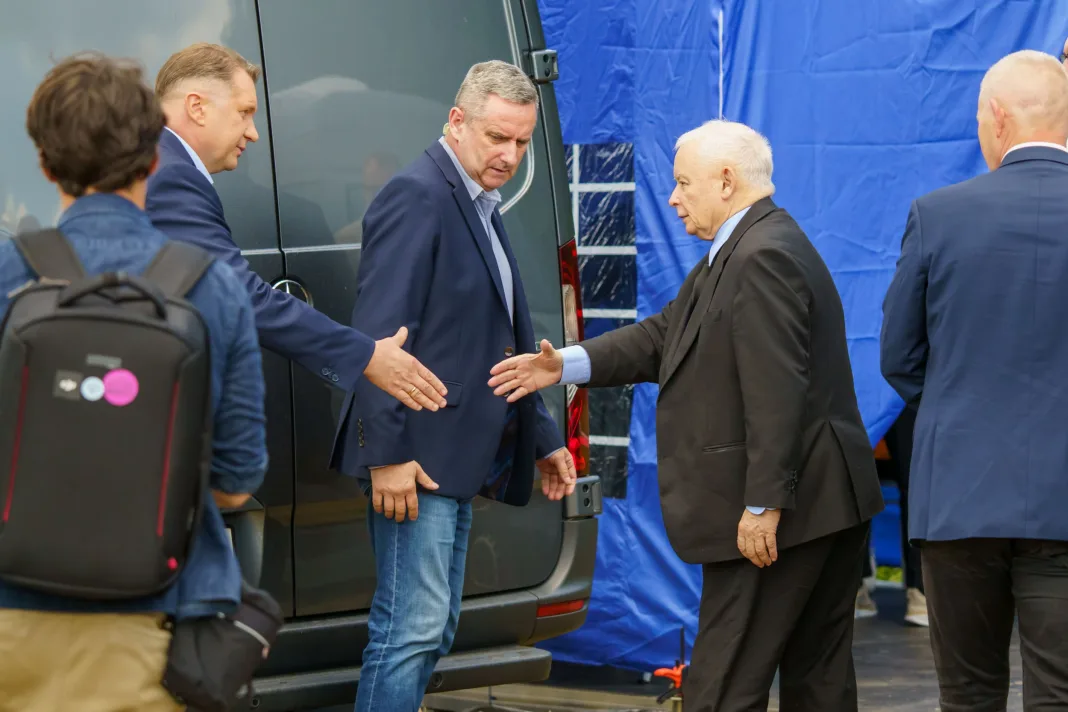 Jarosław Kaczyński i Przemysław Czarnek podczas konwencji programowej w Świętych Nowakach, gmina Maków, powiat skierniewicki