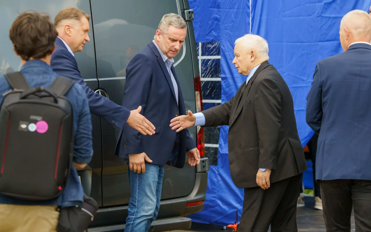 Jarosław Kaczyński i Przemysław Czarnek podczas konwencji programowej w Świętych Nowakach, gmina Maków, powiat skierniewicki