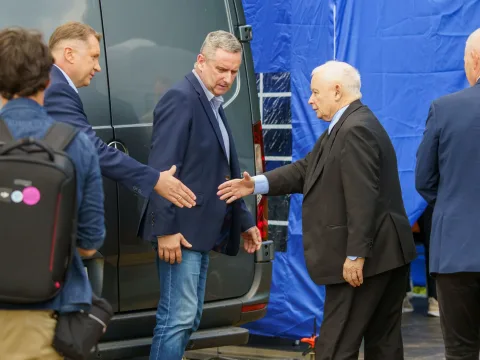 Jarosław Kaczyński i Przemysław Czarnek podczas konwencji programowej w Świętych Nowakach, gmina Maków, powiat skierniewicki