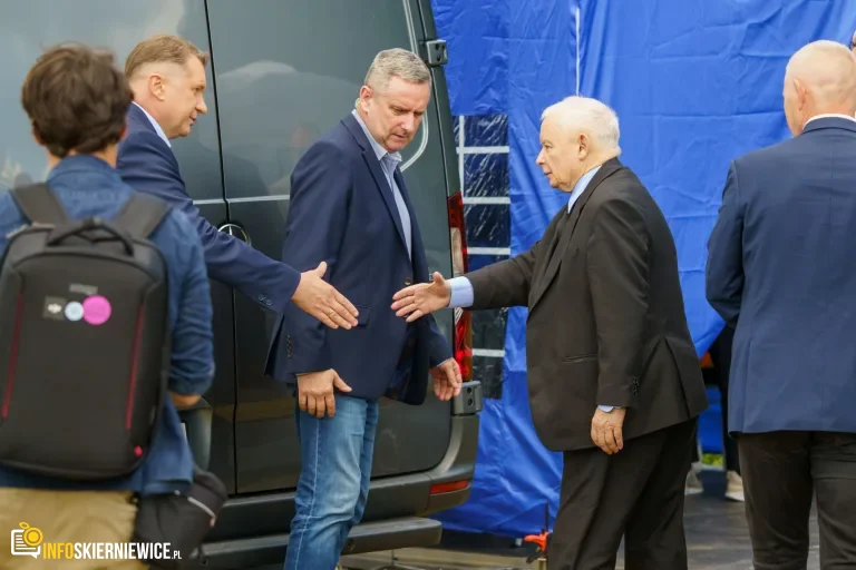 Jarosław Kaczyński i Przemysław Czarnek podczas konwencji programowej w Świętych Nowakach, gmina Maków, powiat skierniewicki