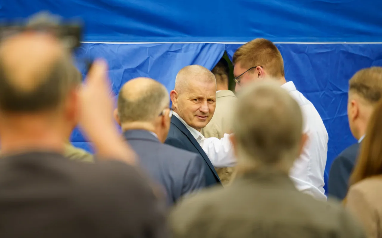 Jarosław Kaczyński i Przemysław Czarnek podczas konwencji programowej w Świętych Nowakach, gmina Maków, powiat skierniewicki