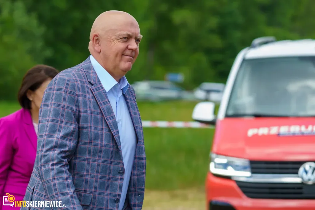 Jarosław Kaczyński i Przemysław Czarnek w gminie Maków. Zobacz relację 1 Jarosław Kaczyński i Przemysław Czarnek podczas konwencji programowej w Świętych Nowakach, gmina Maków, powiat skierniewicki