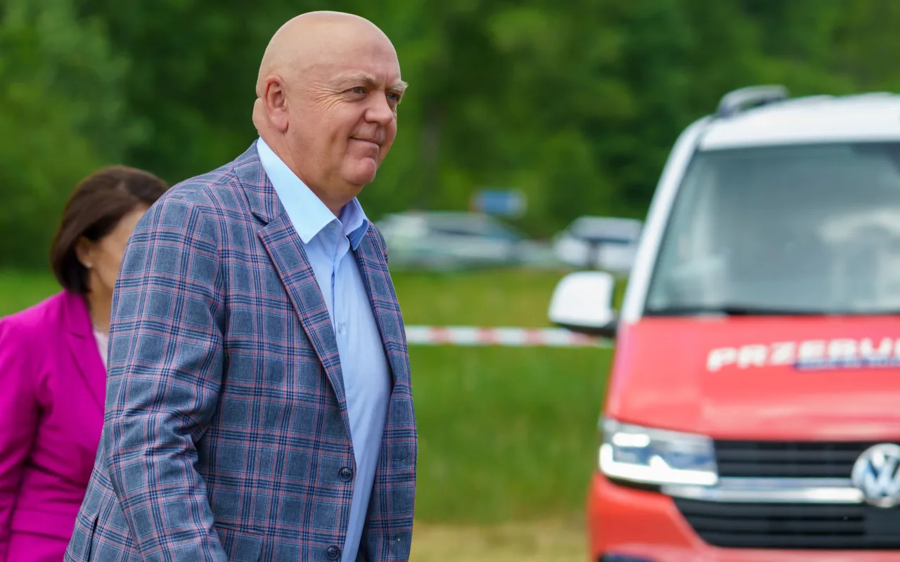 Jarosław Kaczyński i Przemysław Czarnek podczas konwencji programowej w Świętych Nowakach, gmina Maków, powiat skierniewicki