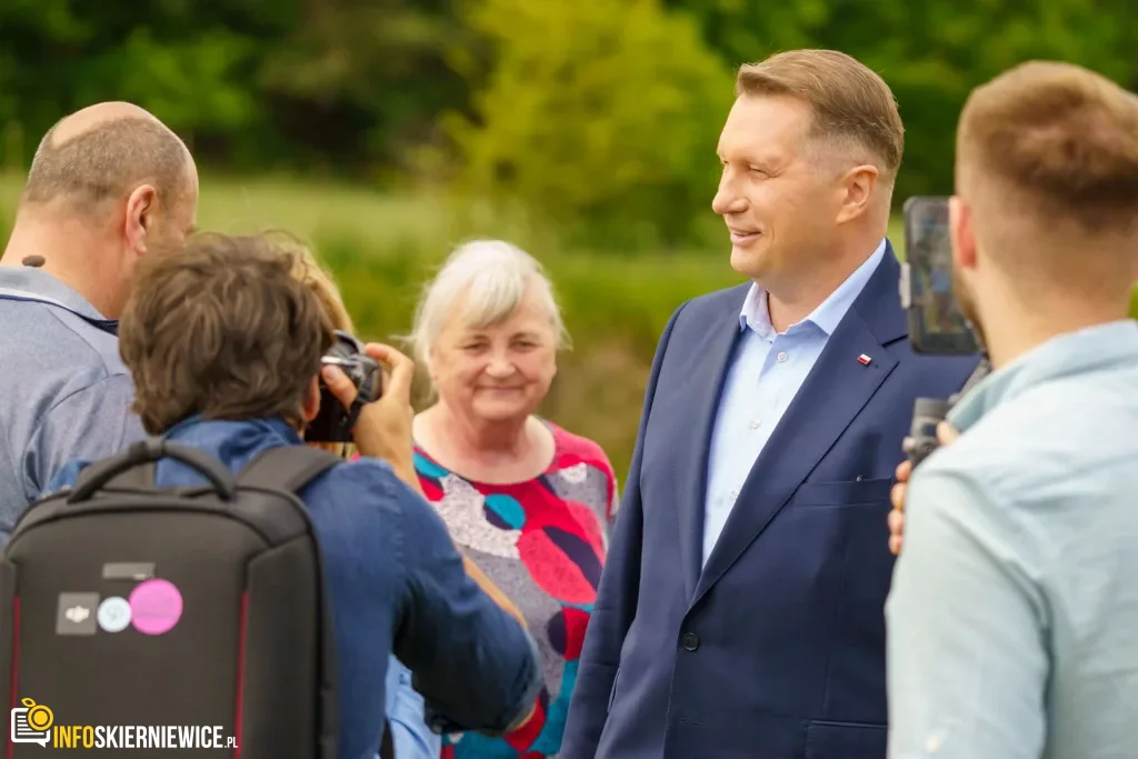 Jarosław Kaczyński i Przemysław Czarnek w gminie Maków. Zobacz relację 6 Jarosław Kaczyński i Przemysław Czarnek podczas konwencji programowej w Świętych Nowakach, gmina Maków, powiat skierniewicki
