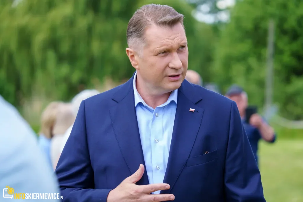Jarosław Kaczyński i Przemysław Czarnek podczas konwencji programowej w Świętych Nowakach, gmina Maków, powiat skierniewicki