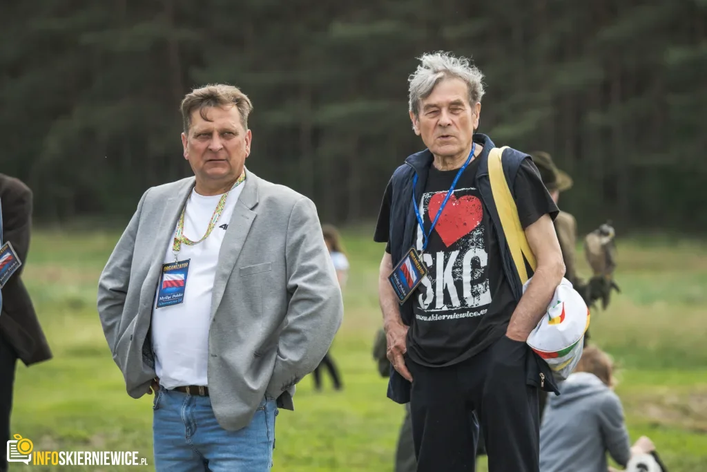 Jarosław Kaczyński i Przemysław Czarnek w gminie Maków. Zobacz relację 1 Jarosław Kaczyński i Przemysław Czarnek podczas konwencji programowej w Świętych Nowakach, gmina Maków, powiat skierniewicki