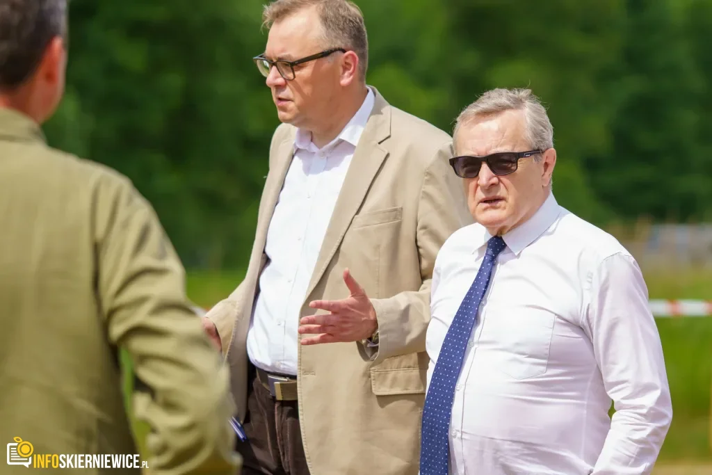Jarosław Kaczyński i Przemysław Czarnek podczas konwencji programowej w Świętych Nowakach, gmina Maków, powiat skierniewicki