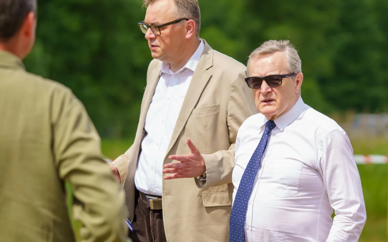 Jarosław Kaczyński i Przemysław Czarnek podczas konwencji programowej w Świętych Nowakach, gmina Maków, powiat skierniewicki