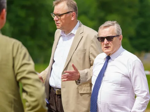 Jarosław Kaczyński i Przemysław Czarnek podczas konwencji programowej w Świętych Nowakach, gmina Maków, powiat skierniewicki