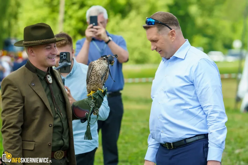 Jarosław Kaczyński i Przemysław Czarnek w gminie Maków. Zobacz relację 1 Jarosław Kaczyński i Przemysław Czarnek podczas konwencji programowej w Świętych Nowakach, gmina Maków, powiat skierniewicki