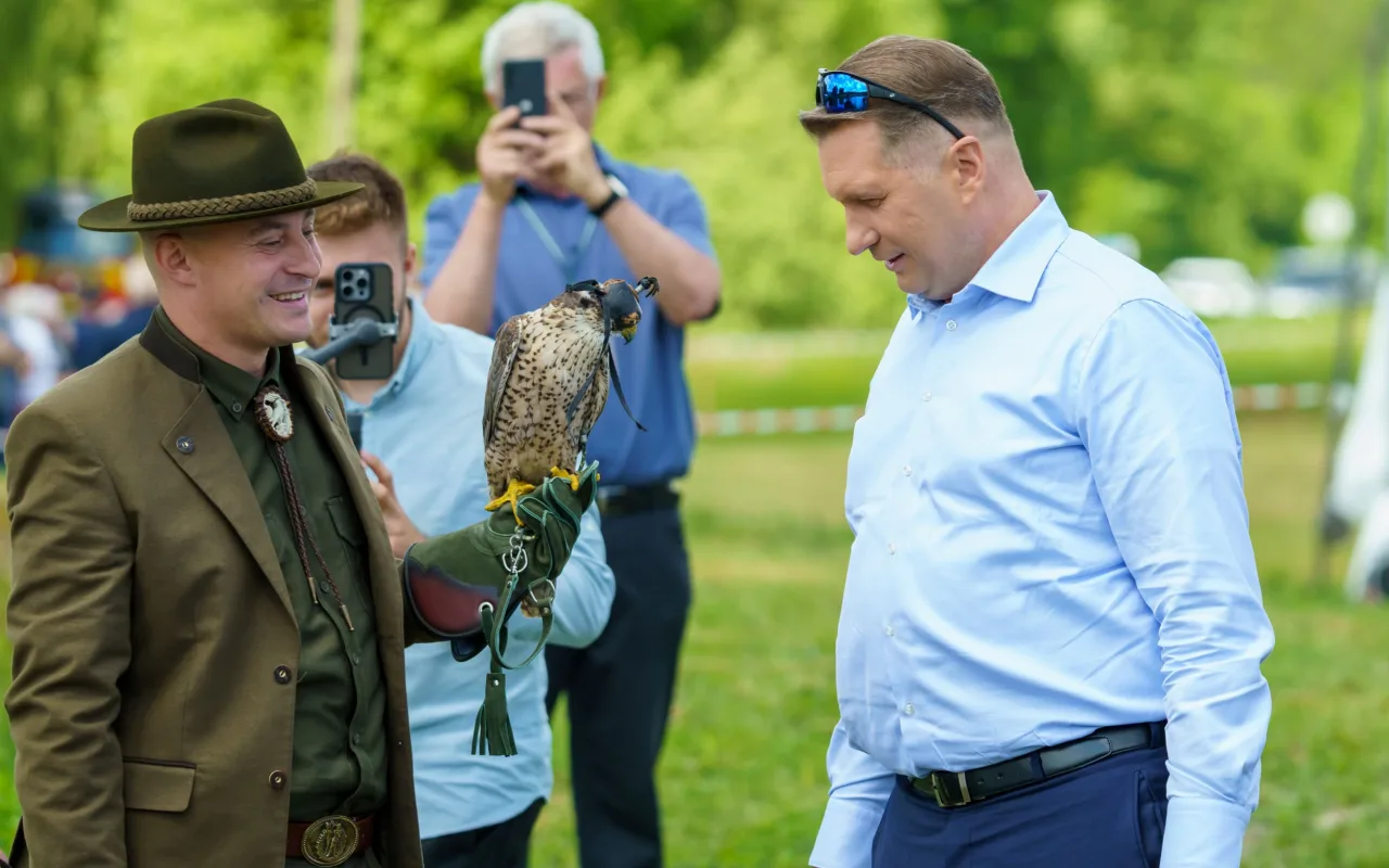 Jarosław Kaczyński i Przemysław Czarnek podczas konwencji programowej w Świętych Nowakach, gmina Maków, powiat skierniewicki
