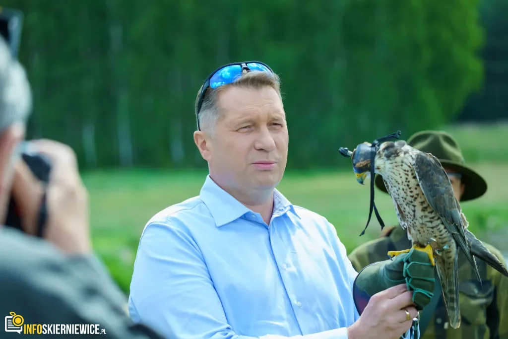 Jarosław Kaczyński i Przemysław Czarnek podczas konwencji programowej w Świętych Nowakach, gmina Maków, powiat skierniewicki