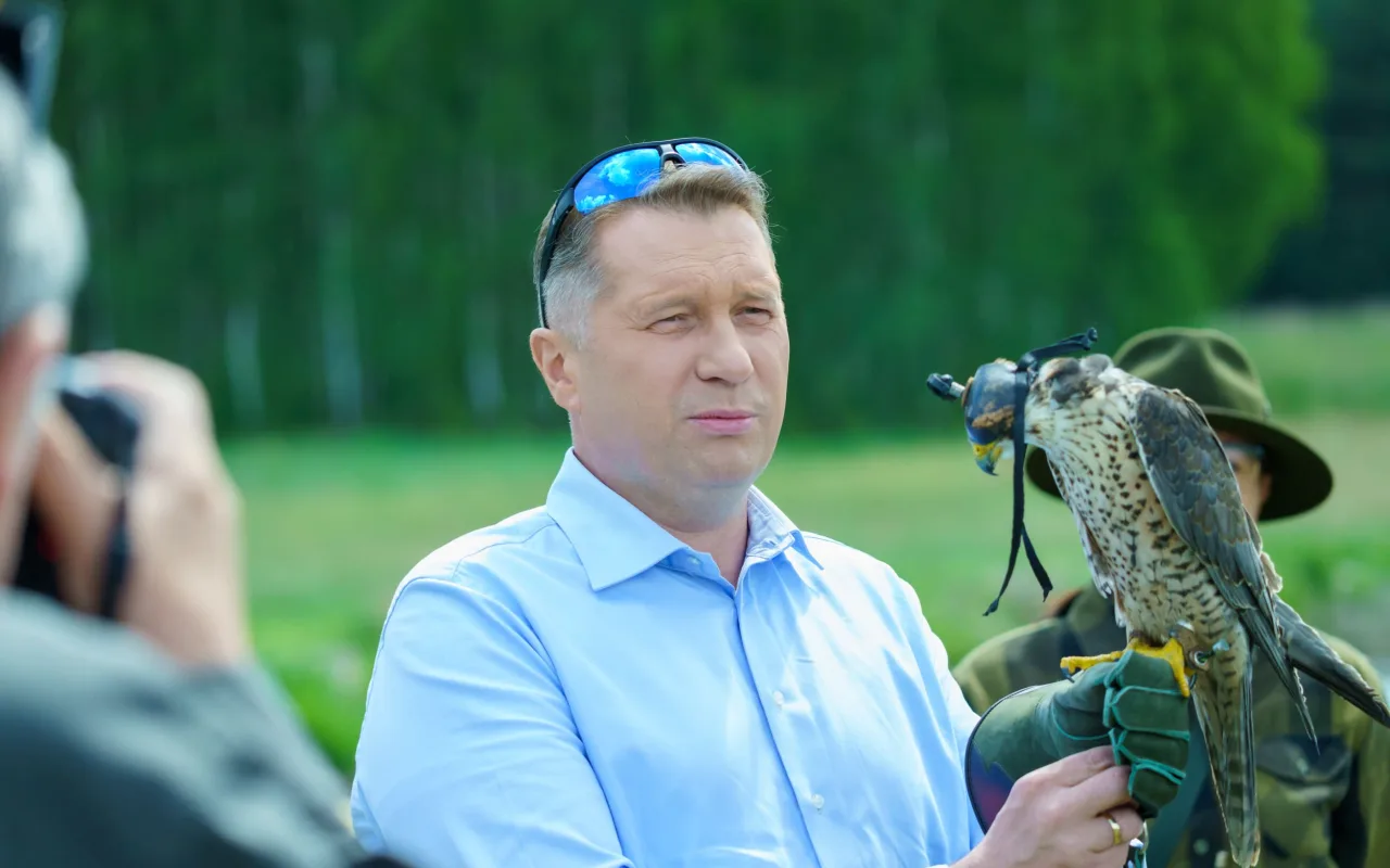 Jarosław Kaczyński i Przemysław Czarnek podczas konwencji programowej w Świętych Nowakach, gmina Maków, powiat skierniewicki
