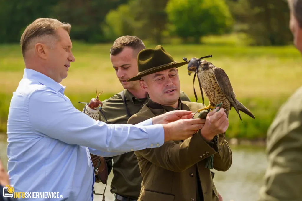 Jarosław Kaczyński i Przemysław Czarnek podczas konwencji programowej w Świętych Nowakach, gmina Maków, powiat skierniewicki
