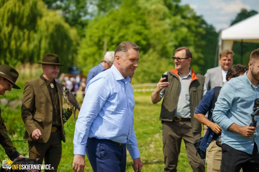 Jarosław Kaczyński i Przemysław Czarnek w gminie Maków. Zobacz relację 1 Jarosław Kaczyński i Przemysław Czarnek podczas konwencji programowej w Świętych Nowakach, gmina Maków, powiat skierniewicki