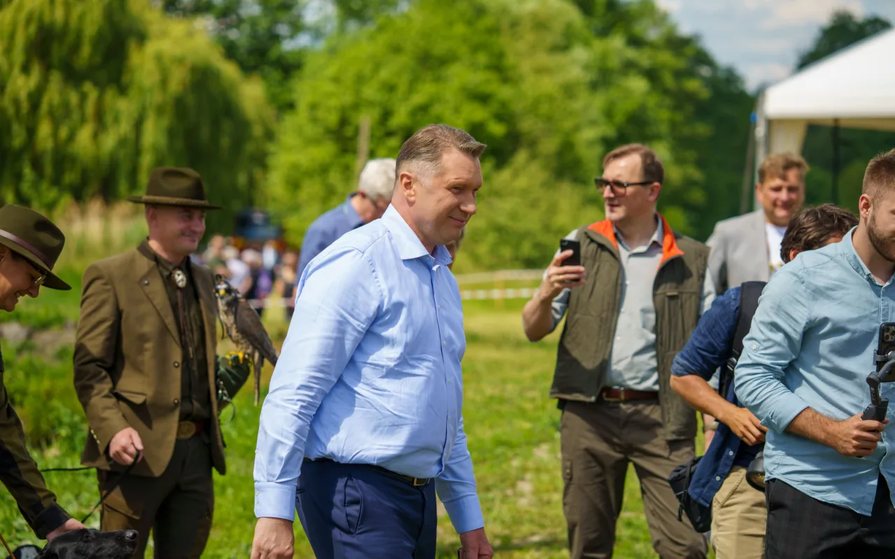 Jarosław Kaczyński i Przemysław Czarnek podczas konwencji programowej w Świętych Nowakach, gmina Maków, powiat skierniewicki
