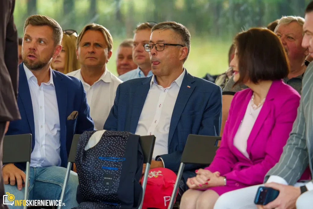 Jarosław Kaczyński i Przemysław Czarnek podczas konwencji programowej w Świętych Nowakach, gmina Maków, powiat skierniewicki