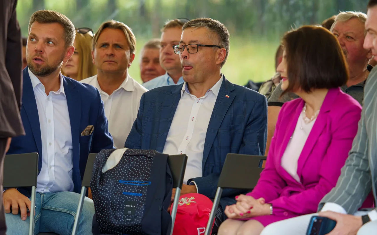 Jarosław Kaczyński i Przemysław Czarnek podczas konwencji programowej w Świętych Nowakach, gmina Maków, powiat skierniewicki