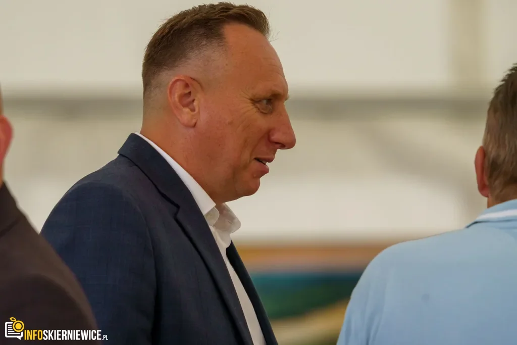 Jarosław Kaczyński i Przemysław Czarnek w gminie Maków. Zobacz relację 1 Jarosław Kaczyński i Przemysław Czarnek podczas konwencji programowej w Świętych Nowakach, gmina Maków, powiat skierniewicki