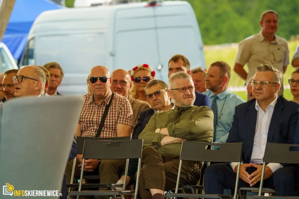 Jarosław Kaczyński i Przemysław Czarnek w gminie Maków. Zobacz relację 1 Jarosław Kaczyński i Przemysław Czarnek podczas konwencji programowej w Świętych Nowakach, gmina Maków, powiat skierniewicki