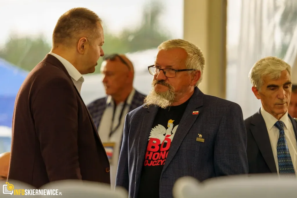 Jarosław Kaczyński i Przemysław Czarnek w gminie Maków. Zobacz relację 1 Jarosław Kaczyński i Przemysław Czarnek podczas konwencji programowej w Świętych Nowakach, gmina Maków, powiat skierniewicki