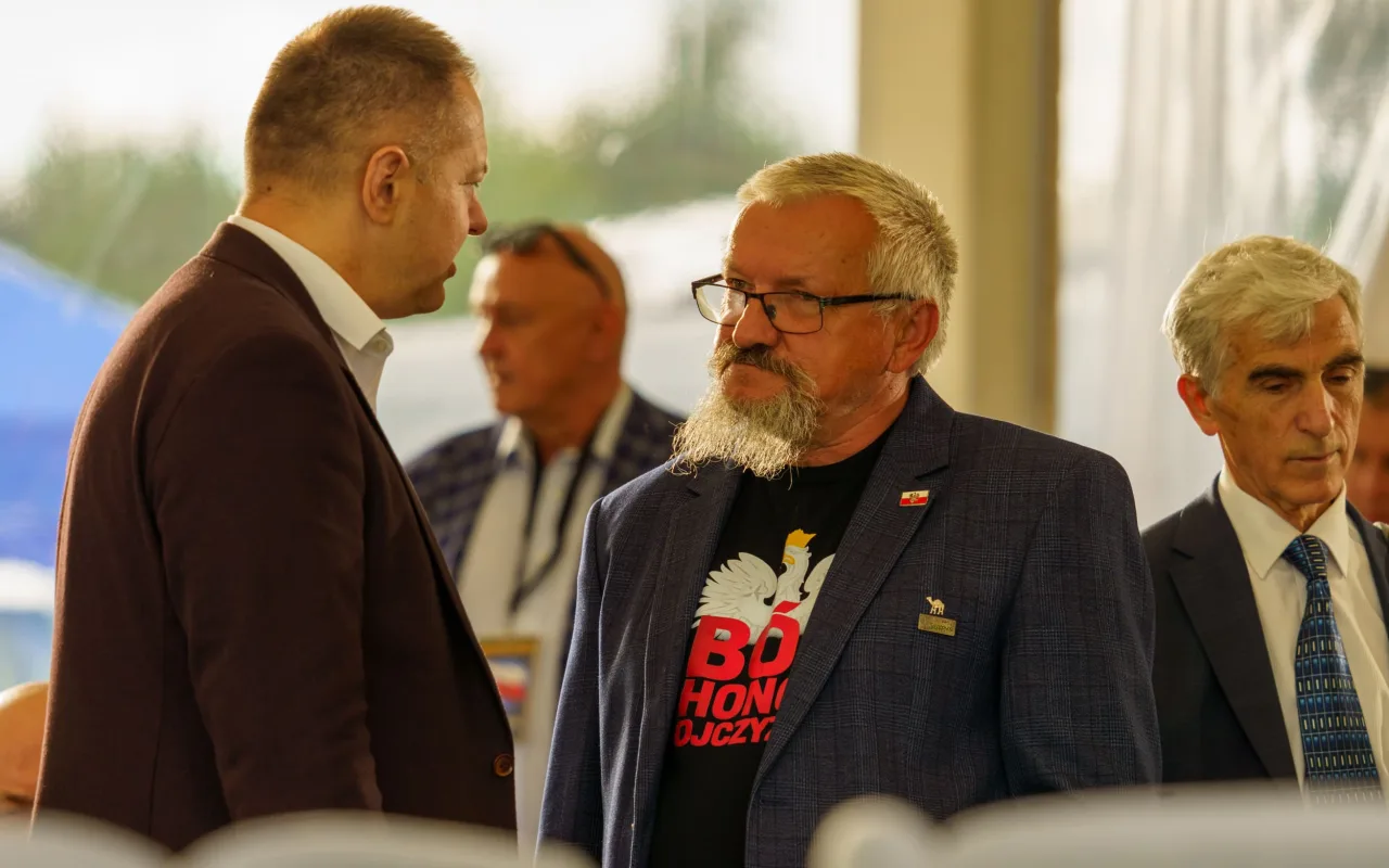 Jarosław Kaczyński i Przemysław Czarnek podczas konwencji programowej w Świętych Nowakach, gmina Maków, powiat skierniewicki