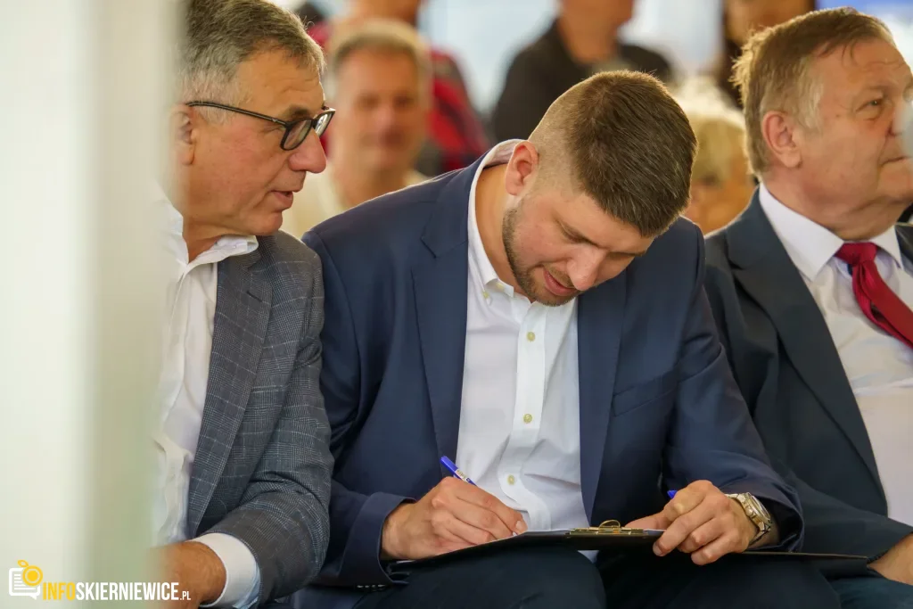 Jarosław Kaczyński i Przemysław Czarnek podczas konwencji programowej w Świętych Nowakach, gmina Maków, powiat skierniewicki