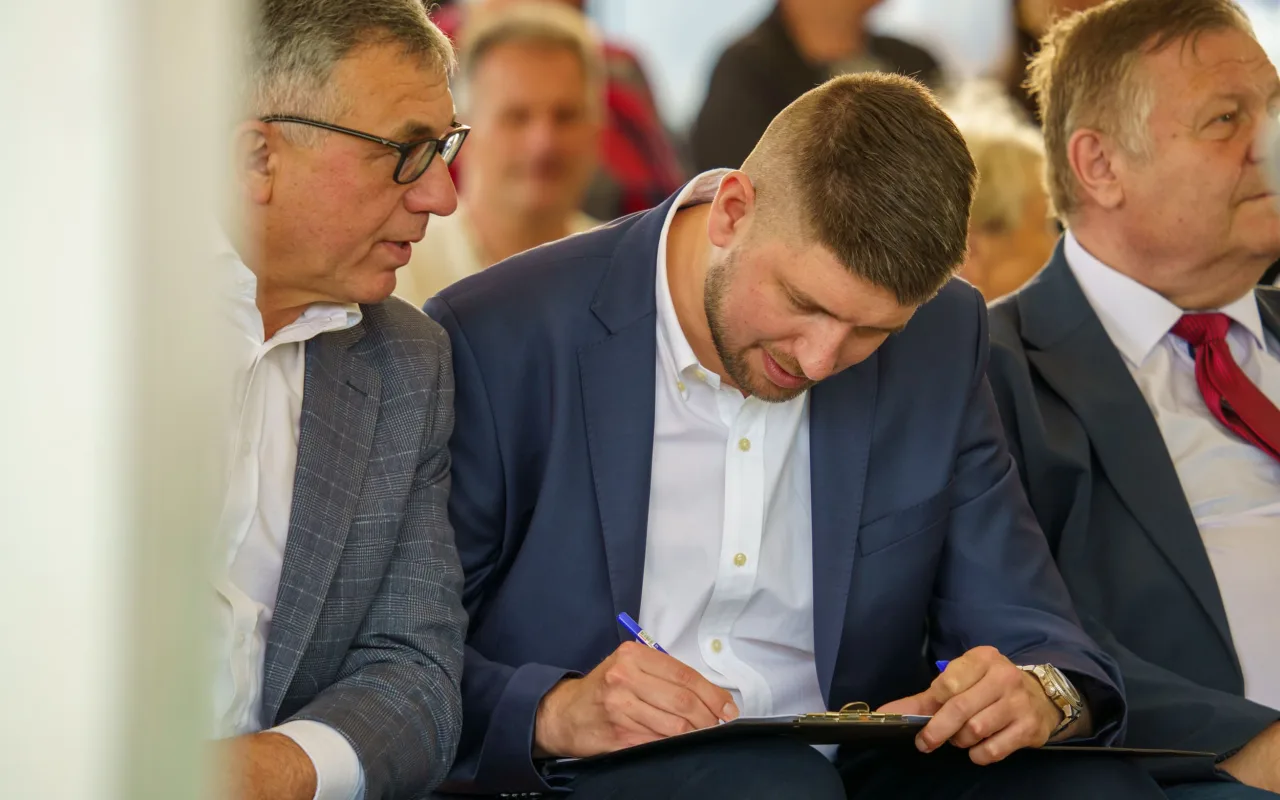 Jarosław Kaczyński i Przemysław Czarnek podczas konwencji programowej w Świętych Nowakach, gmina Maków, powiat skierniewicki
