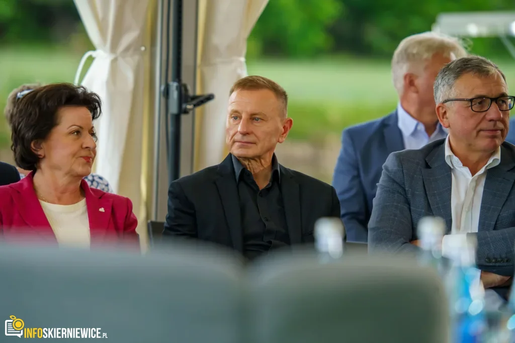 Jarosław Kaczyński i Przemysław Czarnek podczas konwencji programowej w Świętych Nowakach, gmina Maków, powiat skierniewicki