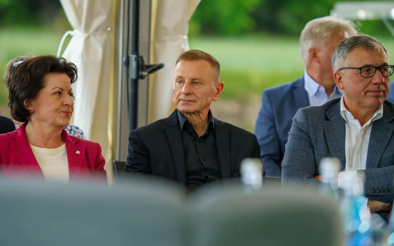 Jarosław Kaczyński i Przemysław Czarnek podczas konwencji programowej w Świętych Nowakach, gmina Maków, powiat skierniewicki