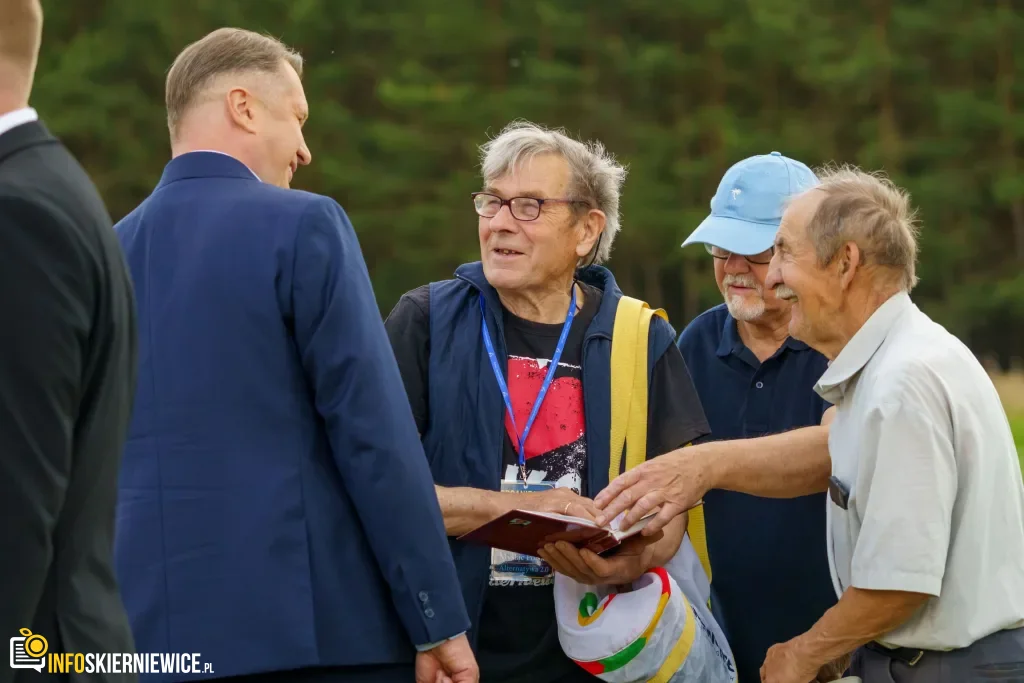 Jarosław Kaczyński i Przemysław Czarnek w gminie Maków. Zobacz relację 1 Jarosław Kaczyński i Przemysław Czarnek podczas konwencji programowej w Świętych Nowakach, gmina Maków, powiat skierniewicki