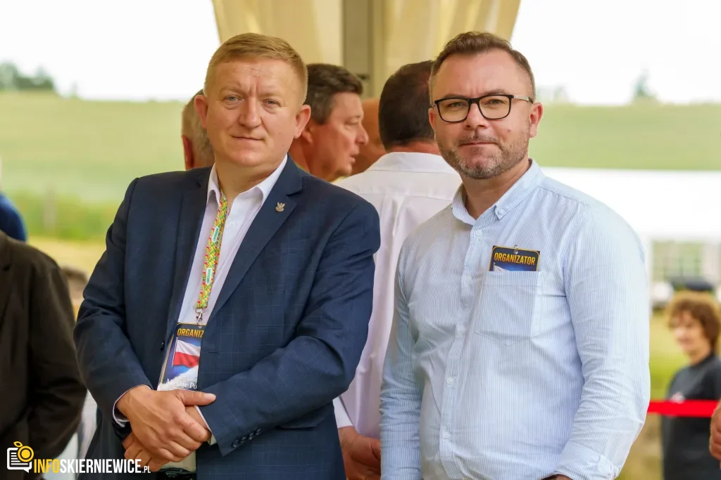 Jarosław Kaczyński i Przemysław Czarnek w gminie Maków. Zobacz relację 1 Jarosław Kaczyński i Przemysław Czarnek podczas konwencji programowej w Świętych Nowakach, gmina Maków, powiat skierniewicki