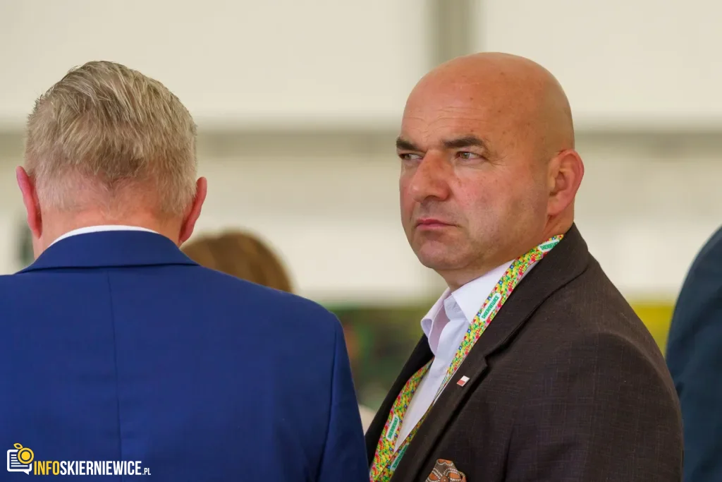 Jarosław Kaczyński i Przemysław Czarnek podczas konwencji programowej w Świętych Nowakach, gmina Maków, powiat skierniewicki