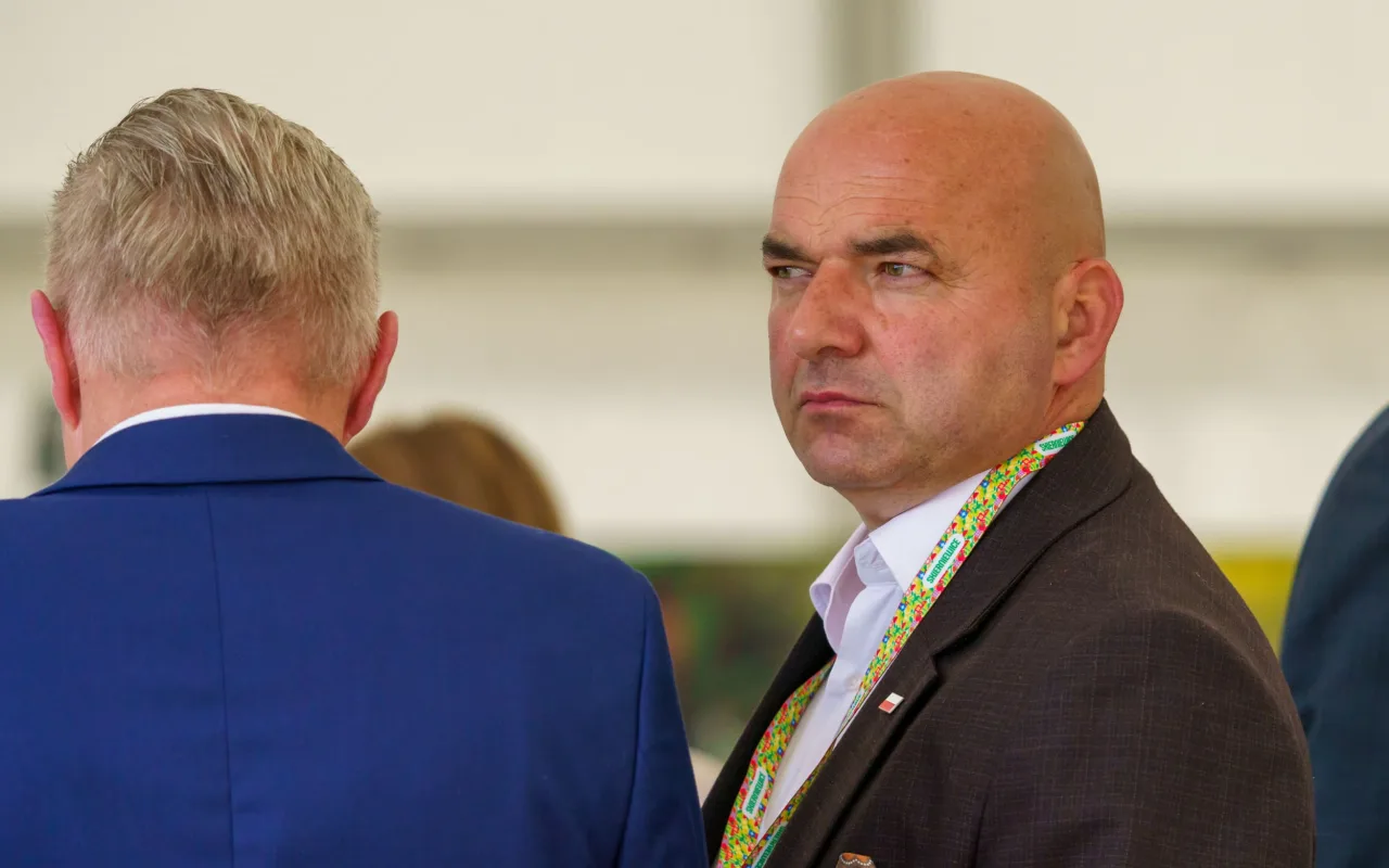 Jarosław Kaczyński i Przemysław Czarnek podczas konwencji programowej w Świętych Nowakach, gmina Maków, powiat skierniewicki