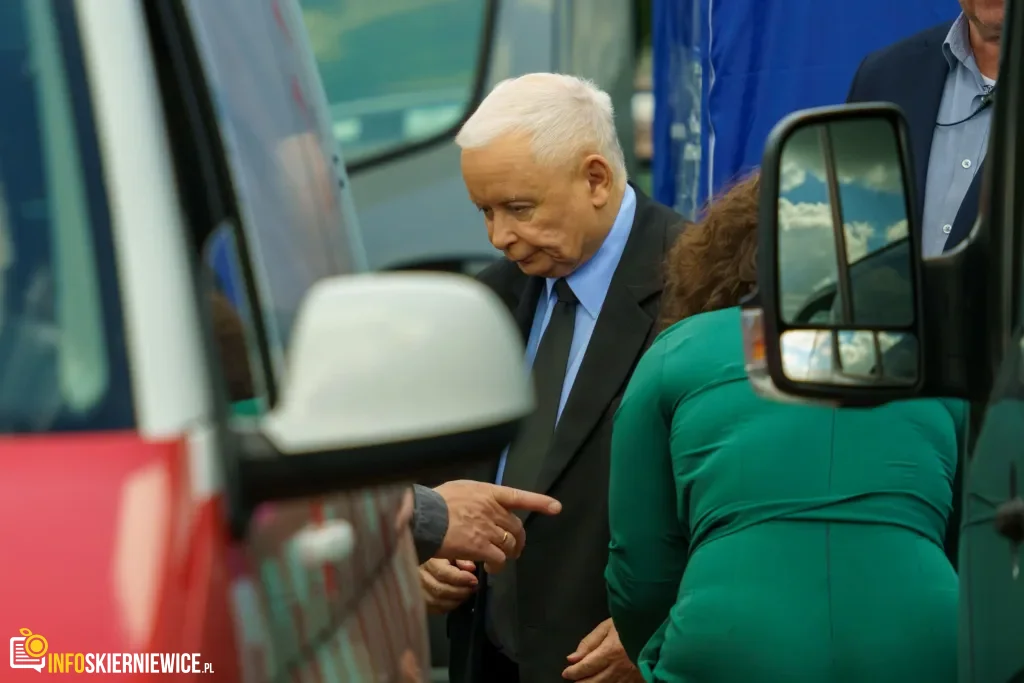 Jarosław Kaczyński i Przemysław Czarnek podczas konwencji programowej w Świętych Nowakach, gmina Maków, powiat skierniewicki