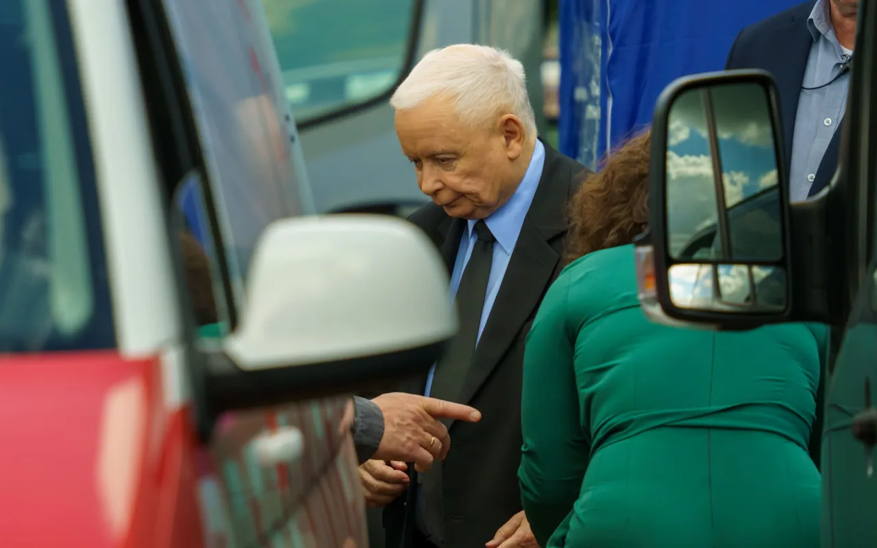 Jarosław Kaczyński i Przemysław Czarnek podczas konwencji programowej w Świętych Nowakach, gmina Maków, powiat skierniewicki
