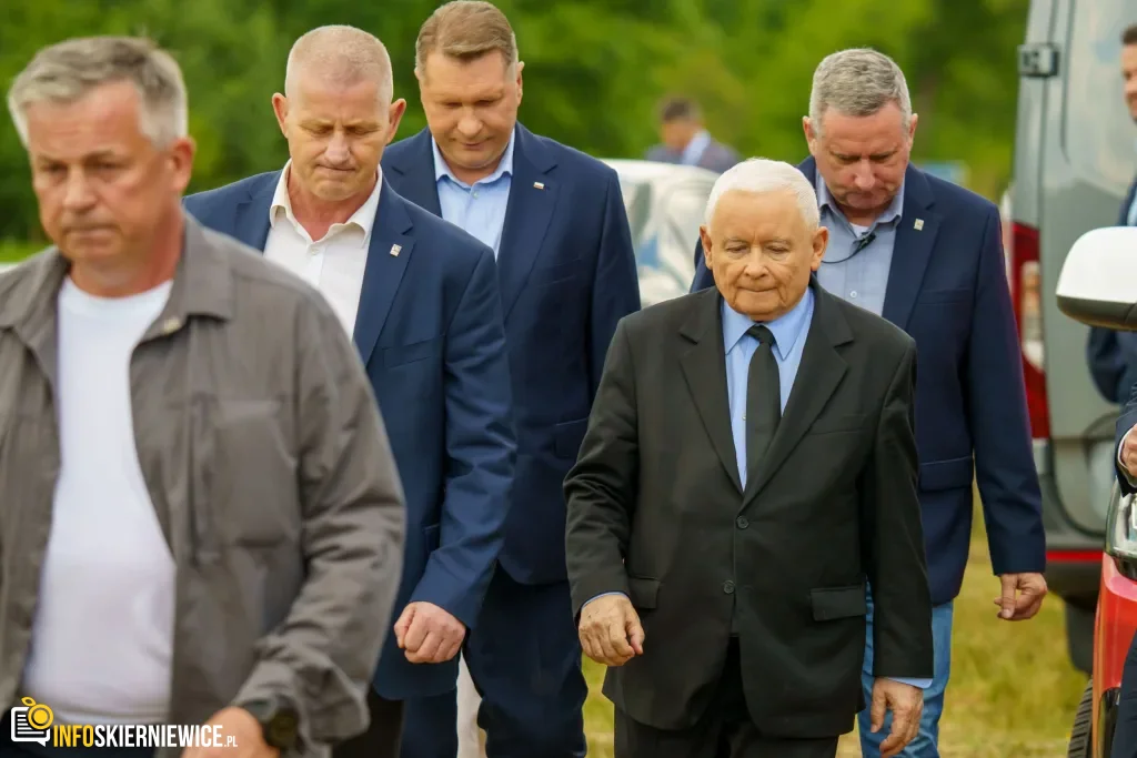 Jarosław Kaczyński i Przemysław Czarnek w gminie Maków. Zobacz relację 1 Jarosław Kaczyński i Przemysław Czarnek podczas konwencji programowej w Świętych Nowakach, gmina Maków, powiat skierniewicki