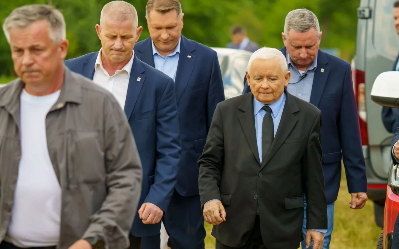 Jarosław Kaczyński i Przemysław Czarnek podczas konwencji programowej w Świętych Nowakach, gmina Maków, powiat skierniewicki