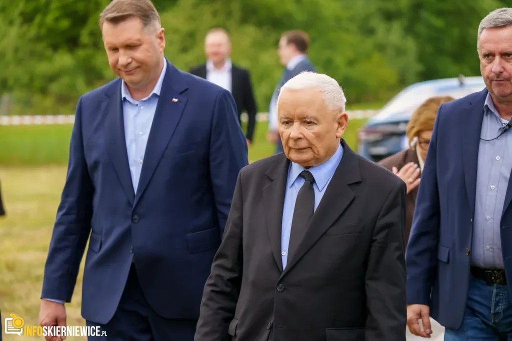 Jarosław Kaczyński i Przemysław Czarnek podczas konwencji programowej w Świętych Nowakach, gmina Maków, powiat skierniewicki