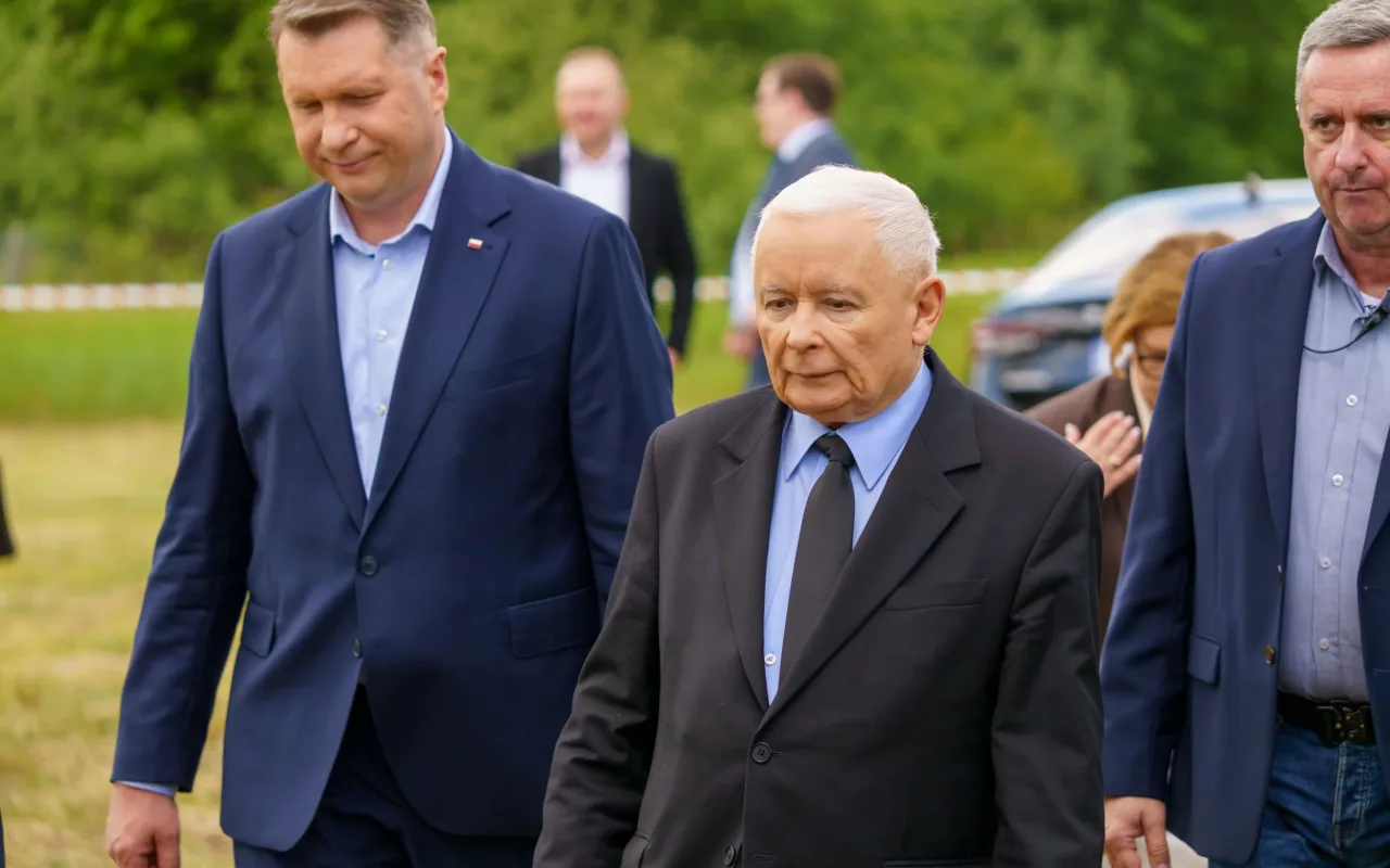 Jarosław Kaczyński i Przemysław Czarnek podczas konwencji programowej w Świętych Nowakach, gmina Maków, powiat skierniewicki