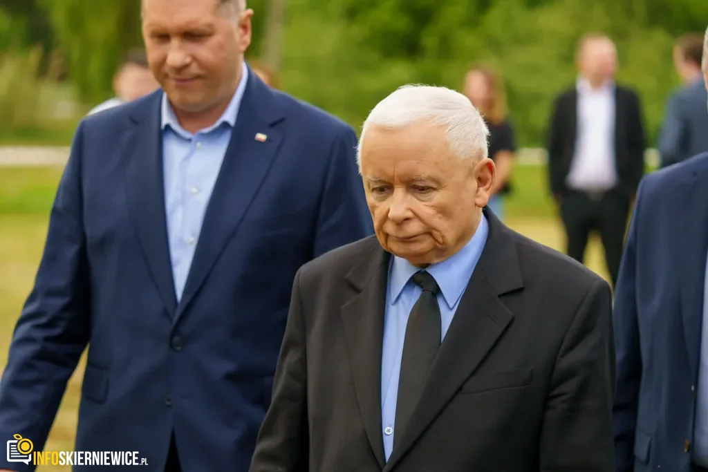 Jarosław Kaczyński i Przemysław Czarnek podczas konwencji programowej w Świętych Nowakach, gmina Maków, powiat skierniewicki
