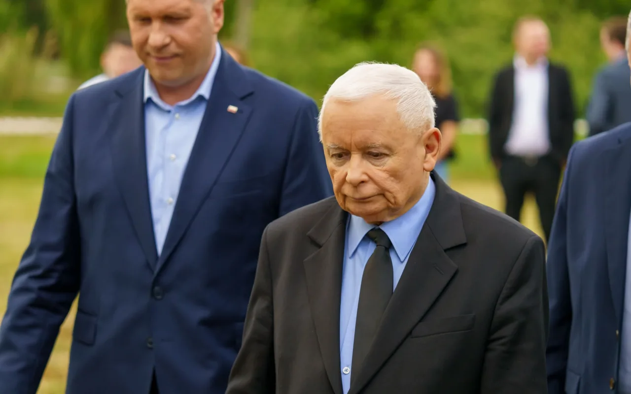 Jarosław Kaczyński i Przemysław Czarnek podczas konwencji programowej w Świętych Nowakach, gmina Maków, powiat skierniewicki