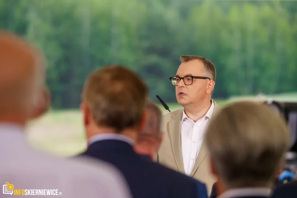 Jarosław Kaczyński i Przemysław Czarnek podczas konwencji programowej w Świętych Nowakach, gmina Maków, powiat skierniewicki