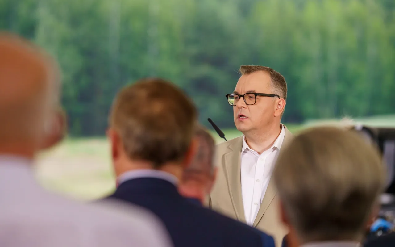 Jarosław Kaczyński i Przemysław Czarnek podczas konwencji programowej w Świętych Nowakach, gmina Maków, powiat skierniewicki