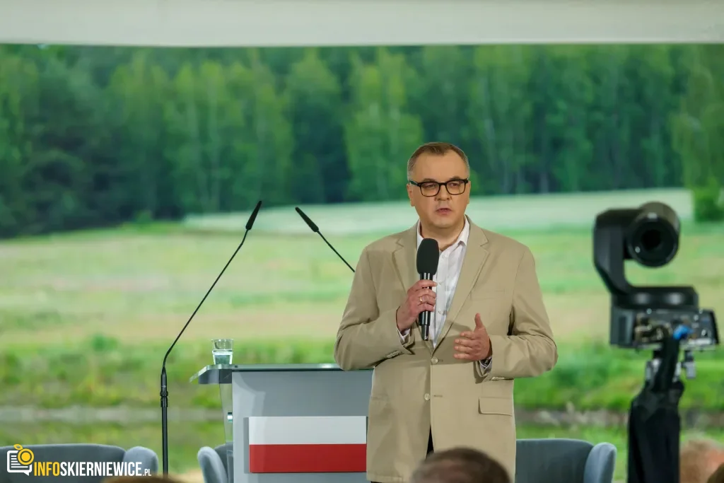 Jarosław Kaczyński i Przemysław Czarnek podczas konwencji programowej w Świętych Nowakach, gmina Maków, powiat skierniewicki