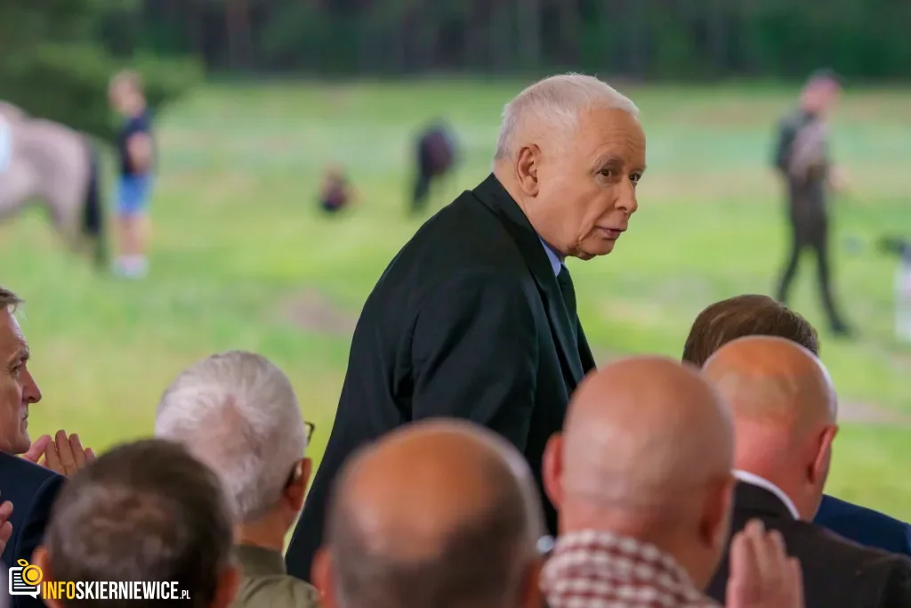 Jarosław Kaczyński i Przemysław Czarnek podczas konwencji programowej w Świętych Nowakach, gmina Maków, powiat skierniewicki