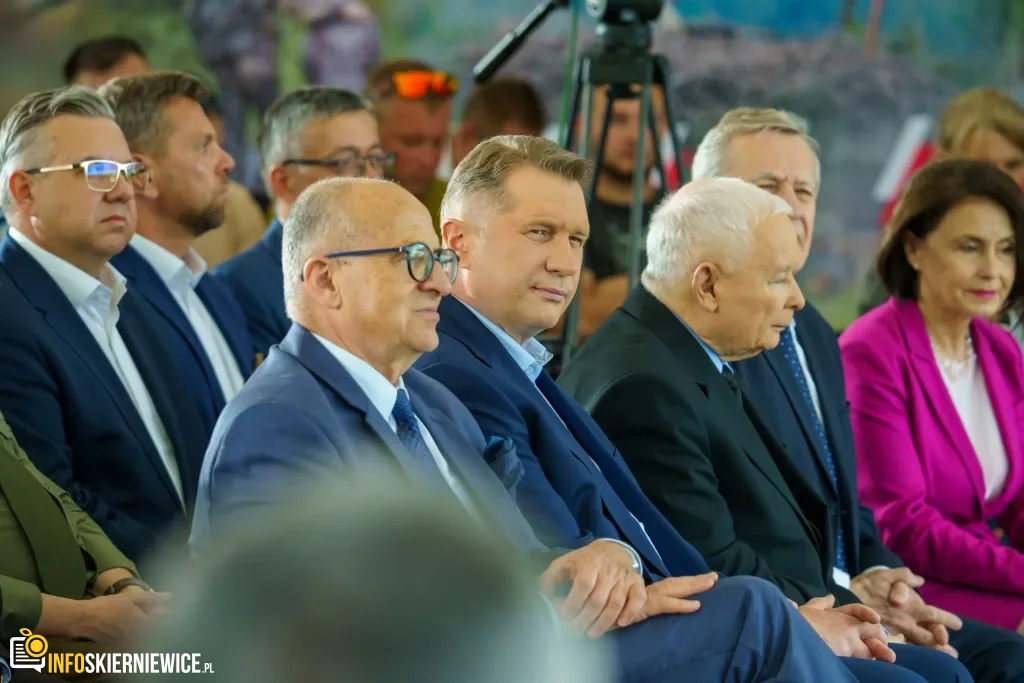 Jarosław Kaczyński i Przemysław Czarnek w gminie Maków. Zobacz relację 1 Jarosław Kaczyński i Przemysław Czarnek podczas konwencji programowej w Świętych Nowakach, gmina Maków, powiat skierniewicki